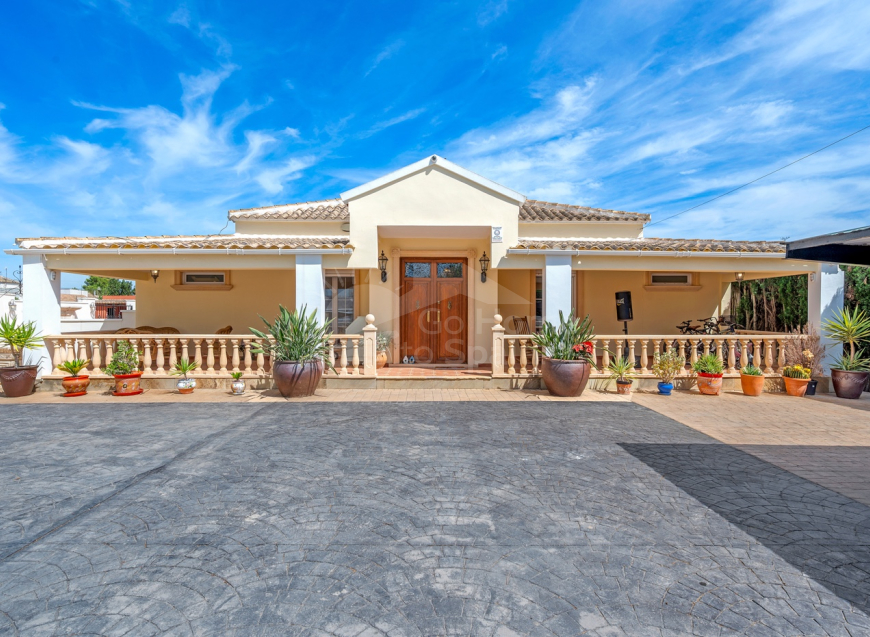 Re-Sale · Country estate Almoradi · Las Heredades